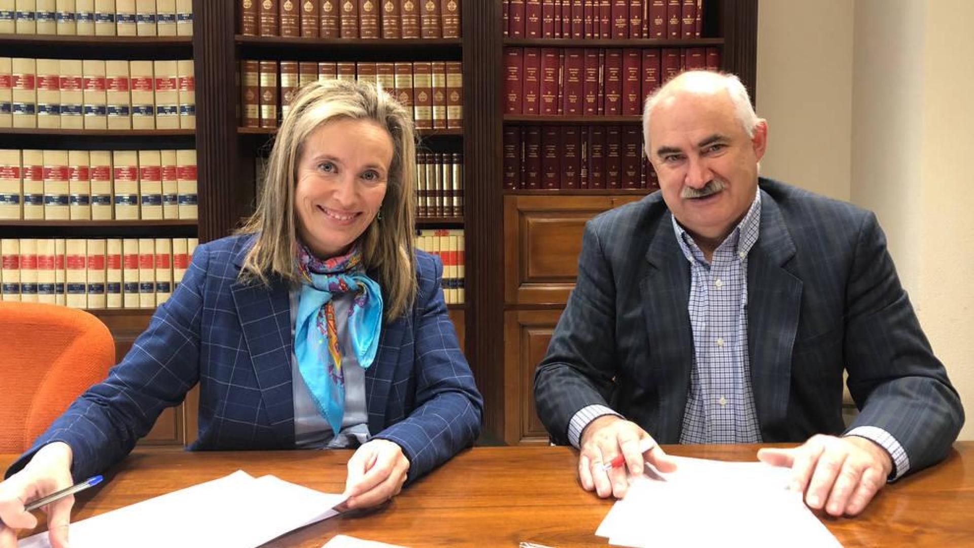 Izaskun Goñi y José Mª Aierdi, en la firma del acuerdo.
