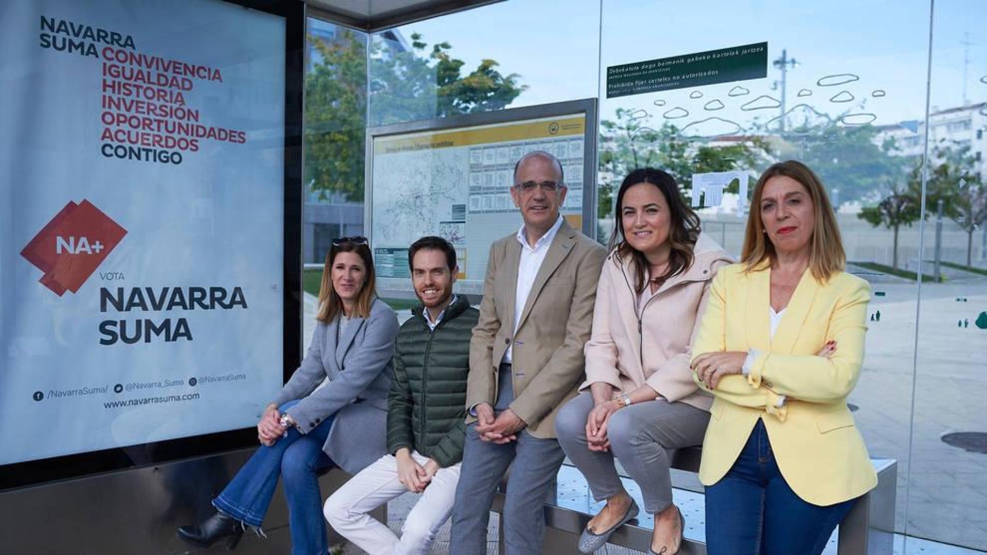 Los candidatos de Navarra Suma al Congreso y al Senado Ruth Goñi, Sergio Sayas, Alberto Catalán, Cristina Sanz y Amelia Salanueva en una parada de villavesa