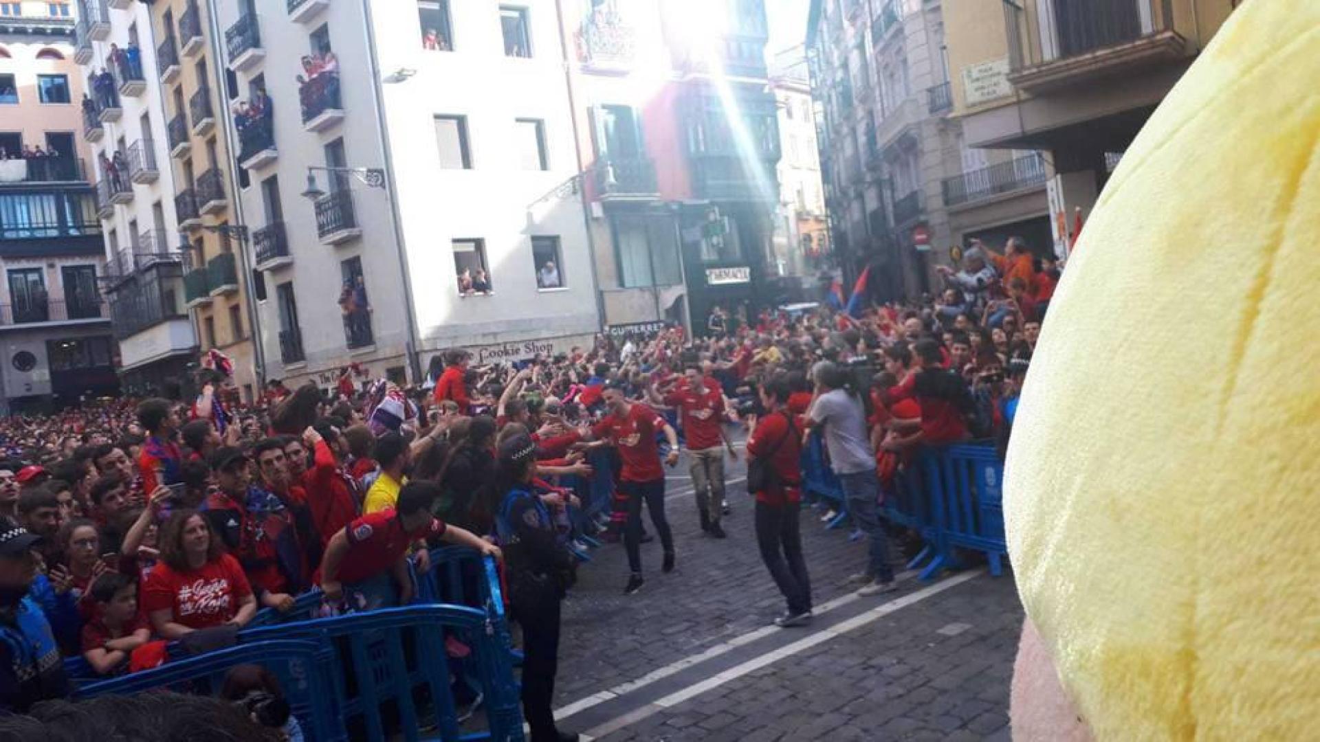Llegada de los jugadores a la Plaza del Ayuntamiento.