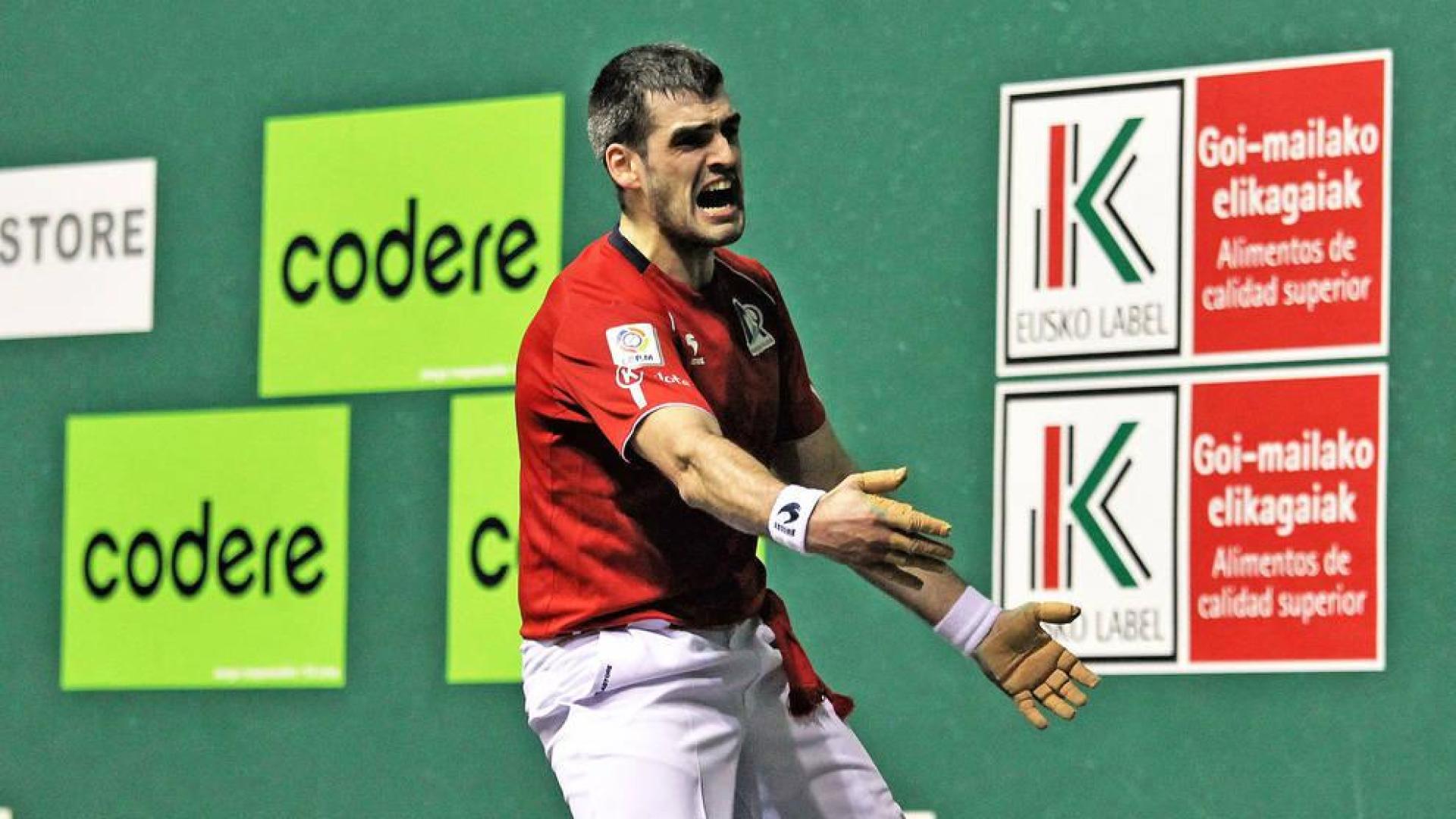 Joseba Ezkurdia se lamenta de un error en un partido.