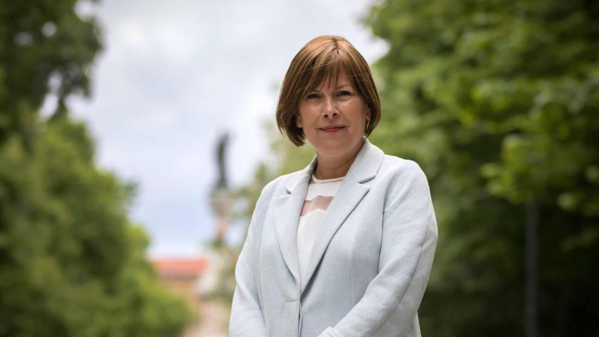 La presidenta foral y aspirante de Geroa Bai a la reelección, Uxue Barkos, posa en el Paseo Sarasate de Pamplona.