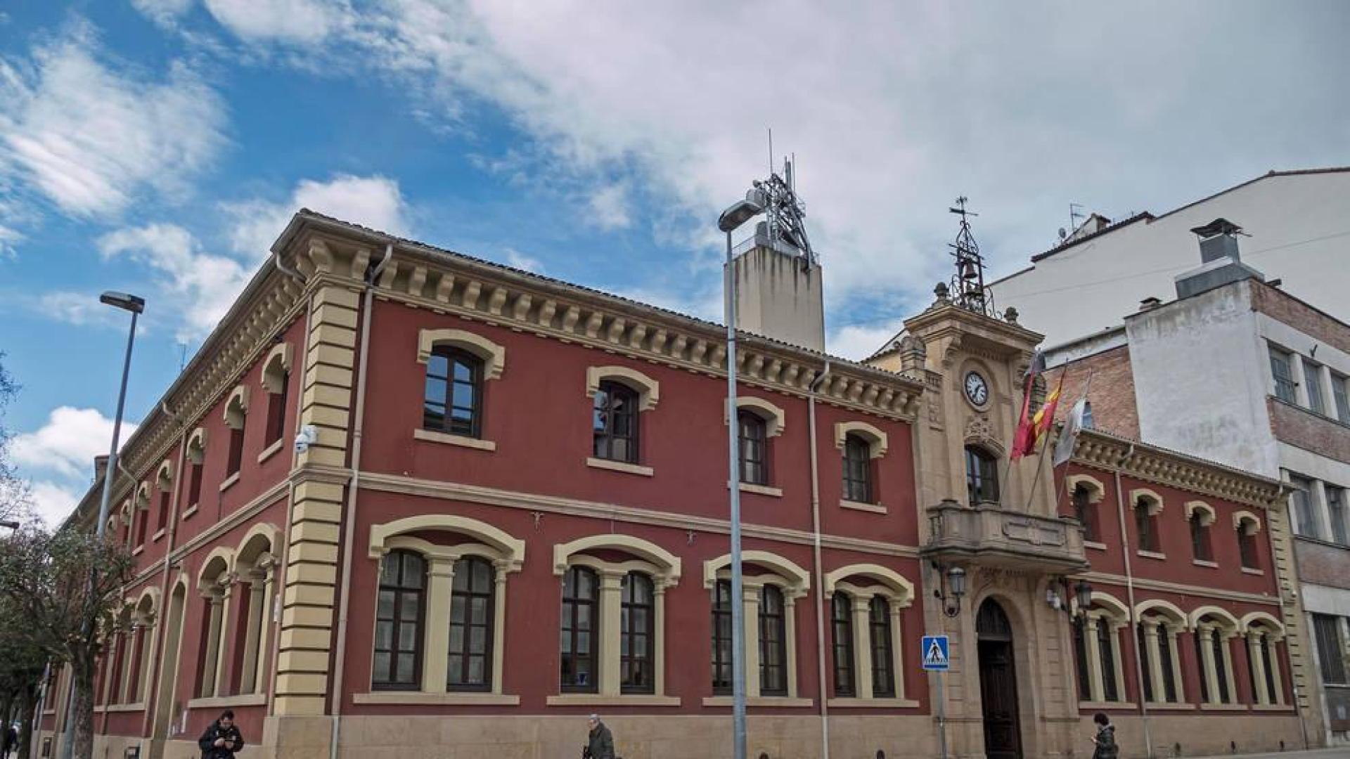 Exterior del Ayuntamiento de Estella, con la sede de Policía Municipal a la izquierda.