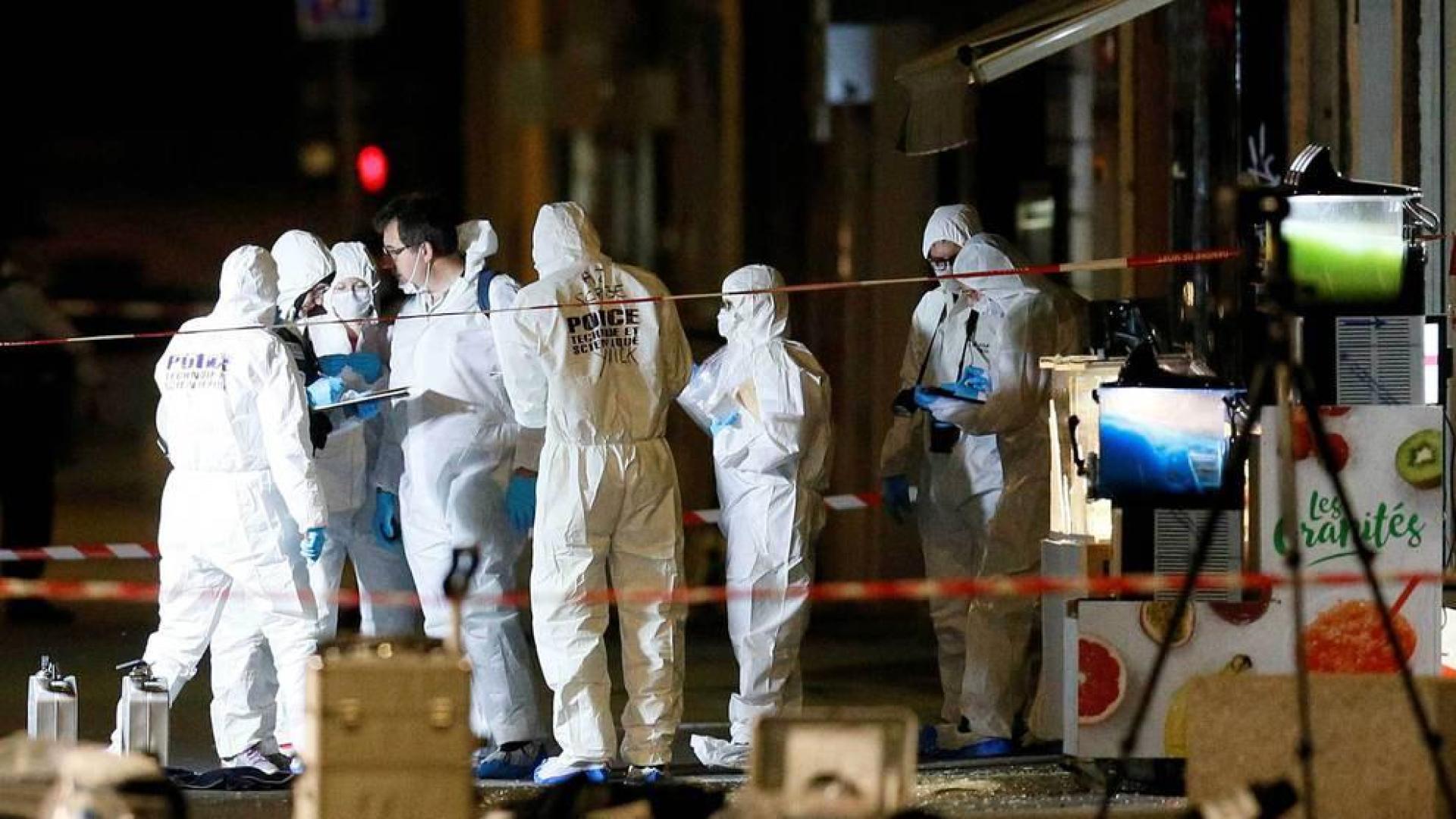 Agentes de la policía forense francesa inspeccionan el lugar de la explosión en Lyon.