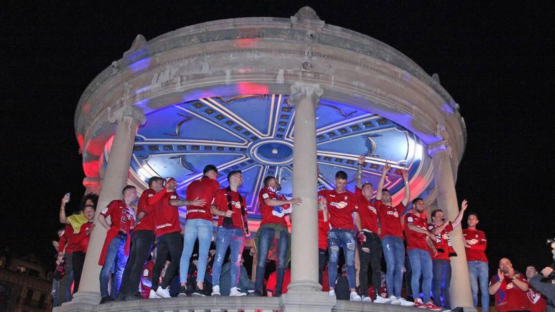 La afición y los jugadores de Osasuna celebran el ascenso a Primera División en la Plaza del Castillo de Pamplona.