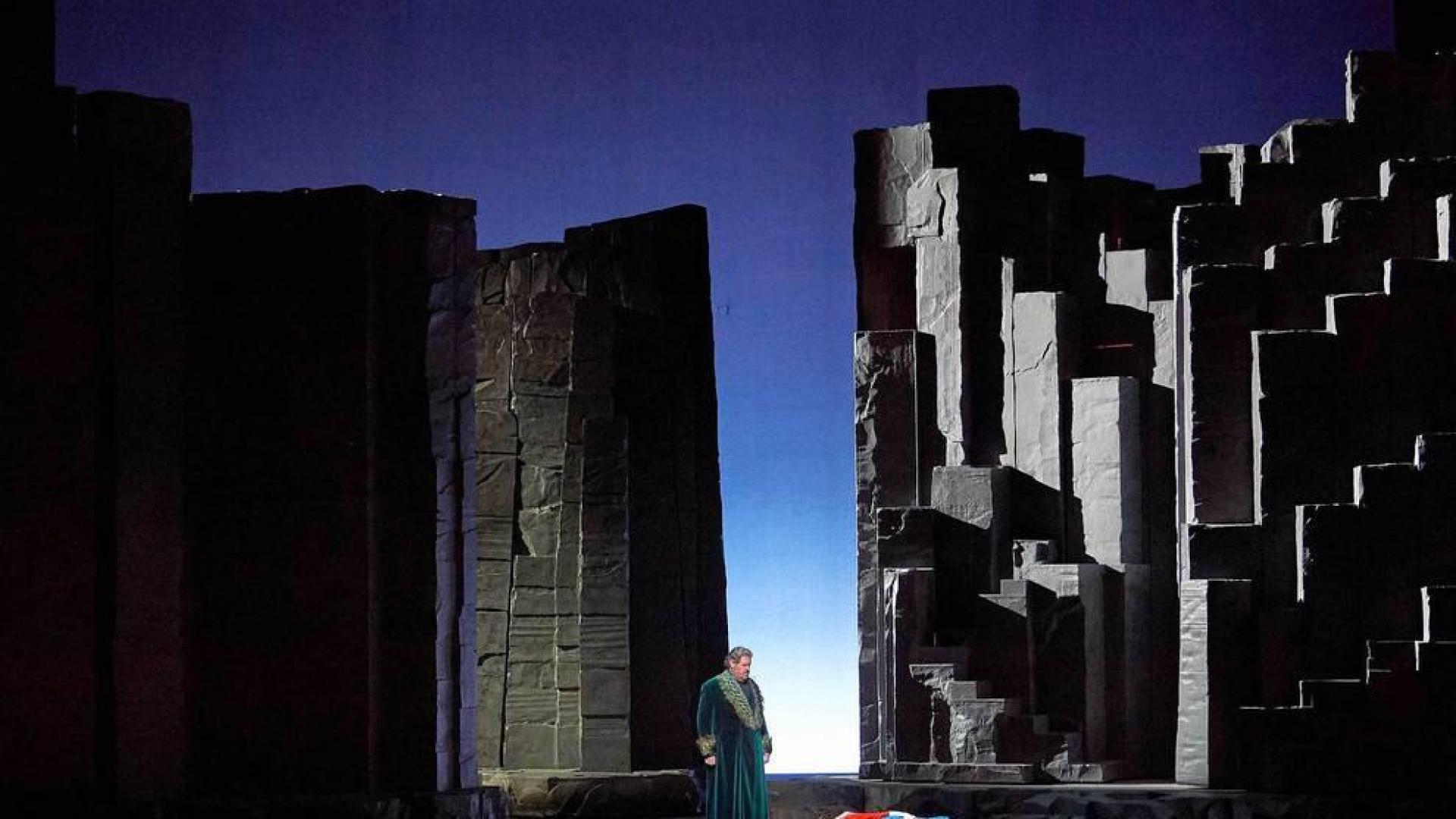 La Ópera de Viena celebra hoy su 150 aniversario levantando el telón de un nuevo montaje de 'La mujer sin sombra'.