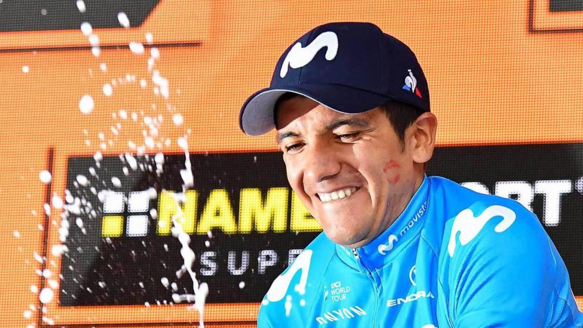 Richard Carapaz celebra su victoria y su liderato en el podio.