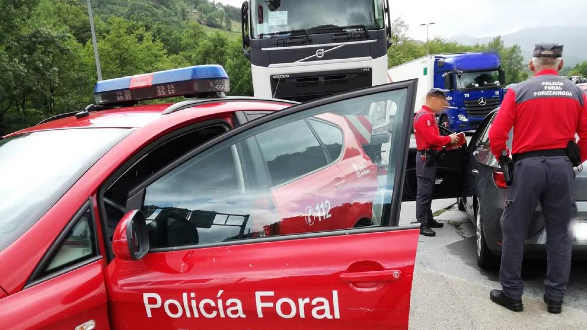 Agentes de Policía Foral, junto al vehículo inmobilizado.