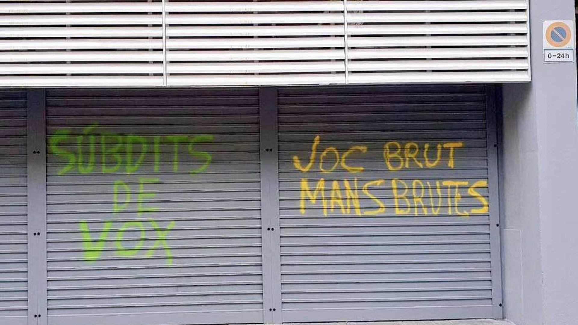Pintadas en la sede central del PSC en Barcelona.