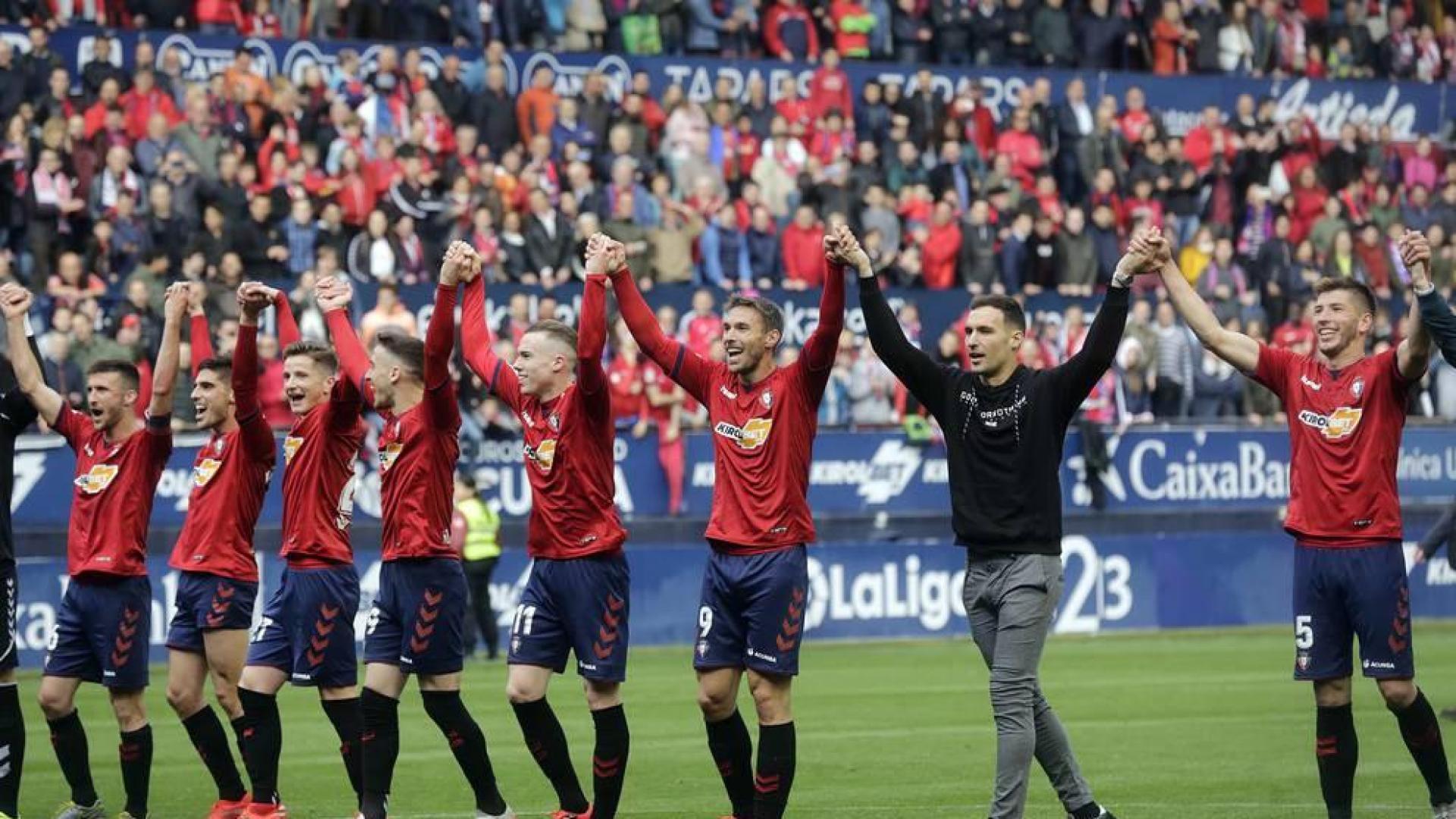 Los jugadores pudieron celebrar el ascenso junto a la afición rojilla cuando terminó el partido frente a Las Palmas.