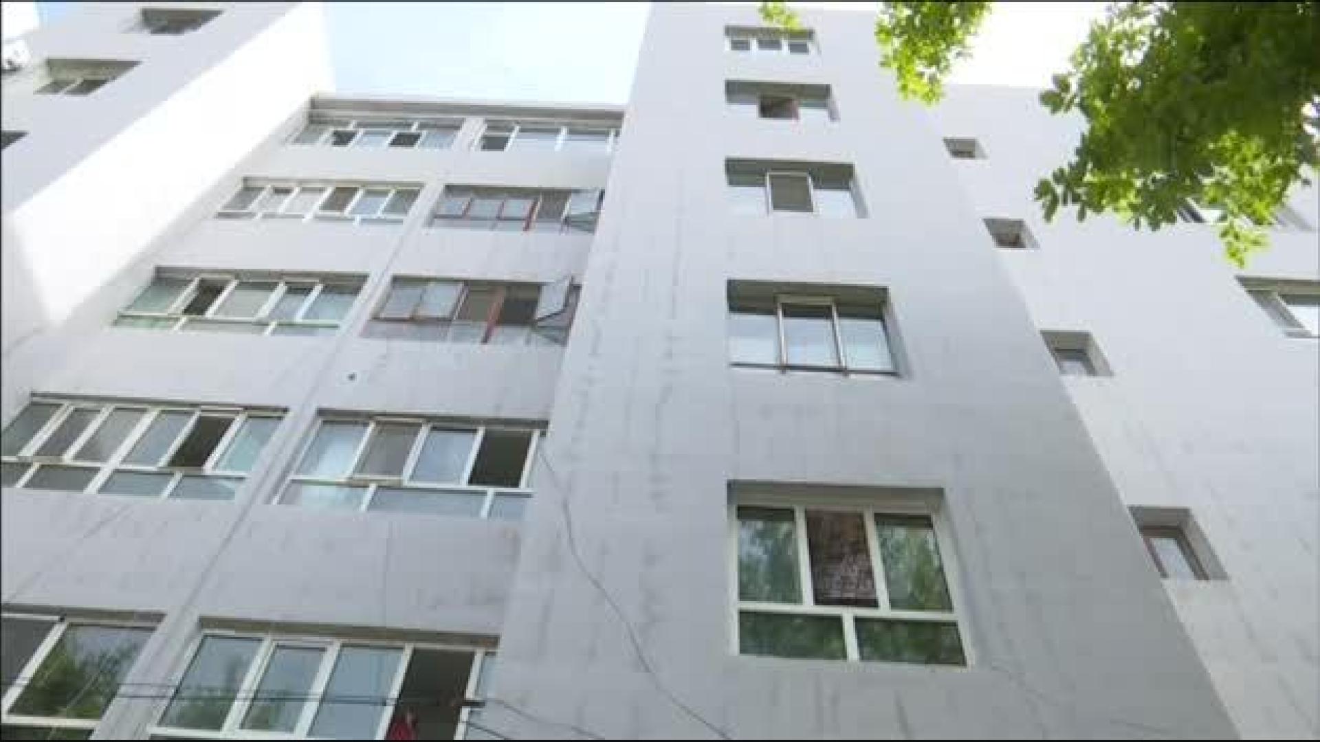 Un hombre coge al vuelo a un niño precipitado desde un quinto piso en China