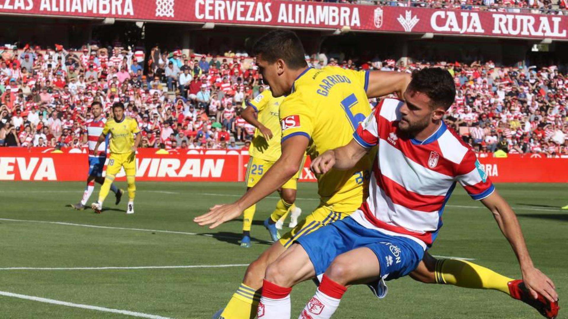 El Cádiz evita el ascenso matemática del Granada pero no da el título a Osasuna