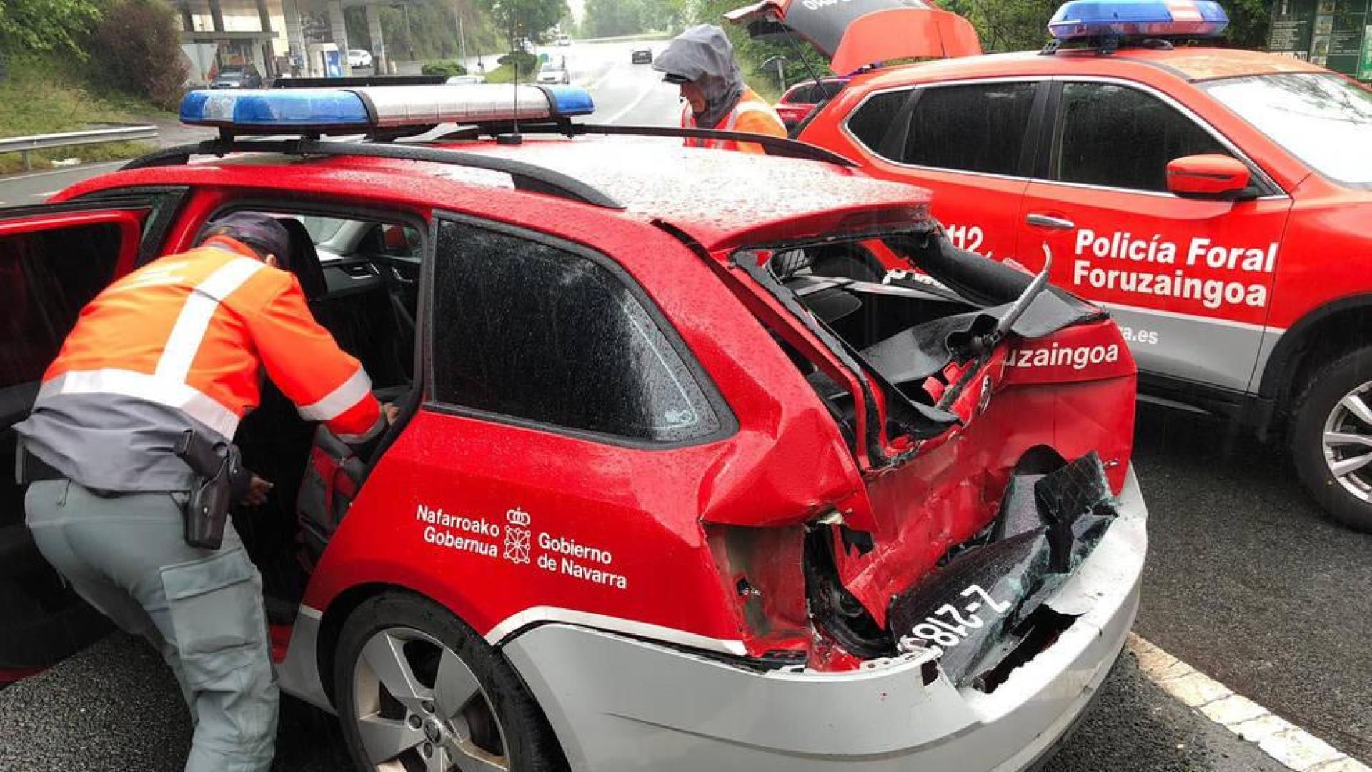 Herido un policía foral al chocar un camión con tres vehículos en Bera