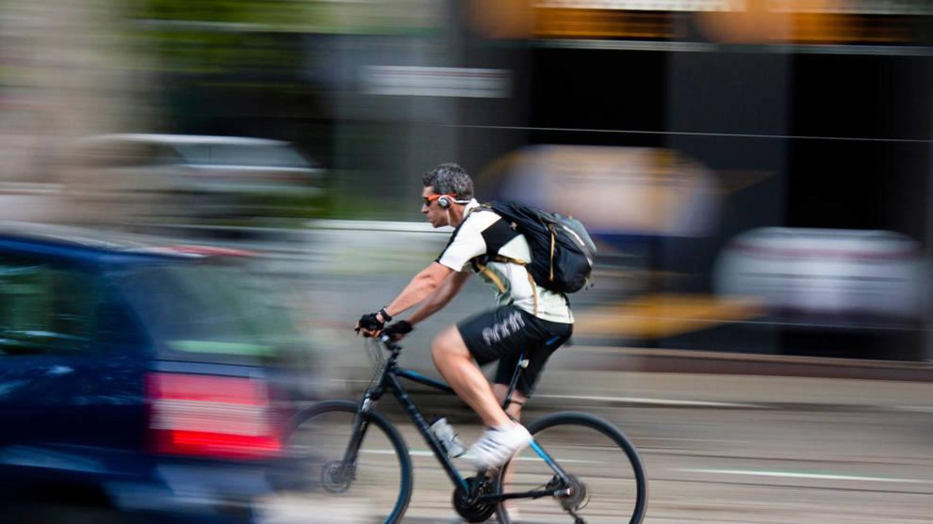 Diez ciclistas han sido denunciados en Pamplona por circular con auriculares