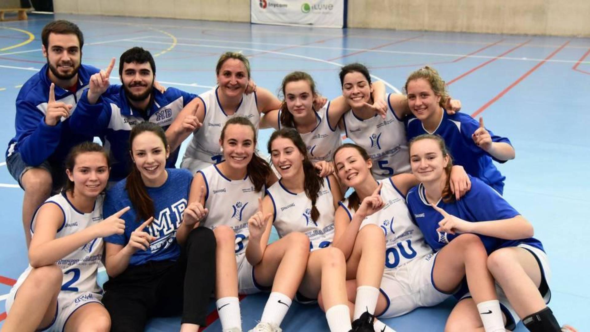 La plantilla del Mutilbasket celebró el ascenso el pasado 19 de mayo.