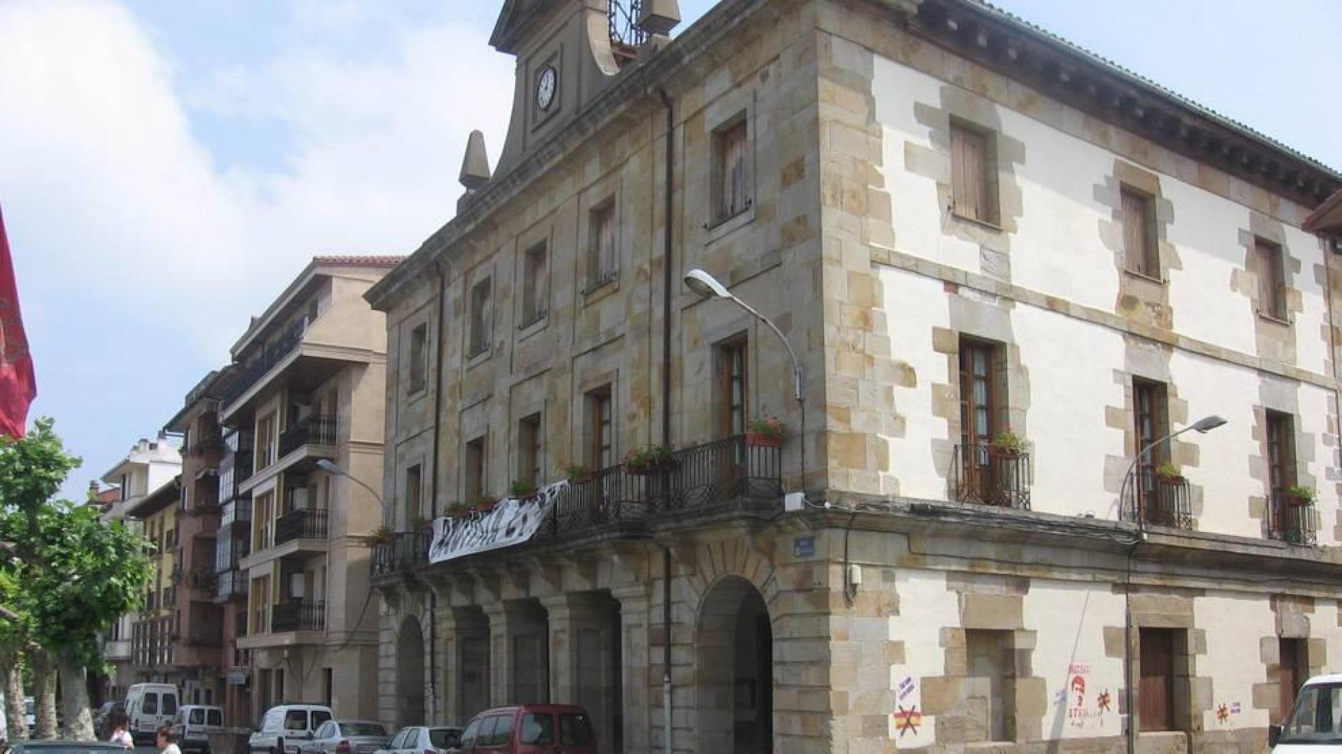 Detalle del Ayuntamiento de Etxarri Aranatz.