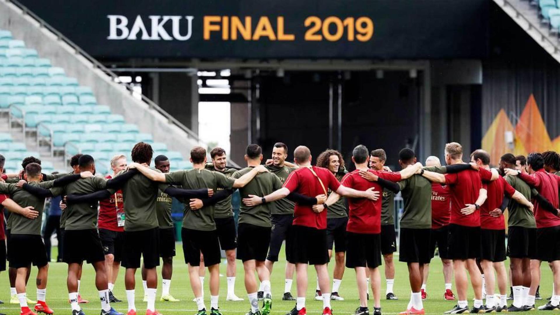 Los jugadores del Arsenal participan en una sesión de entrenamiento este martes en el Estadio Olímpico de Bakú (Azerbaiyán).