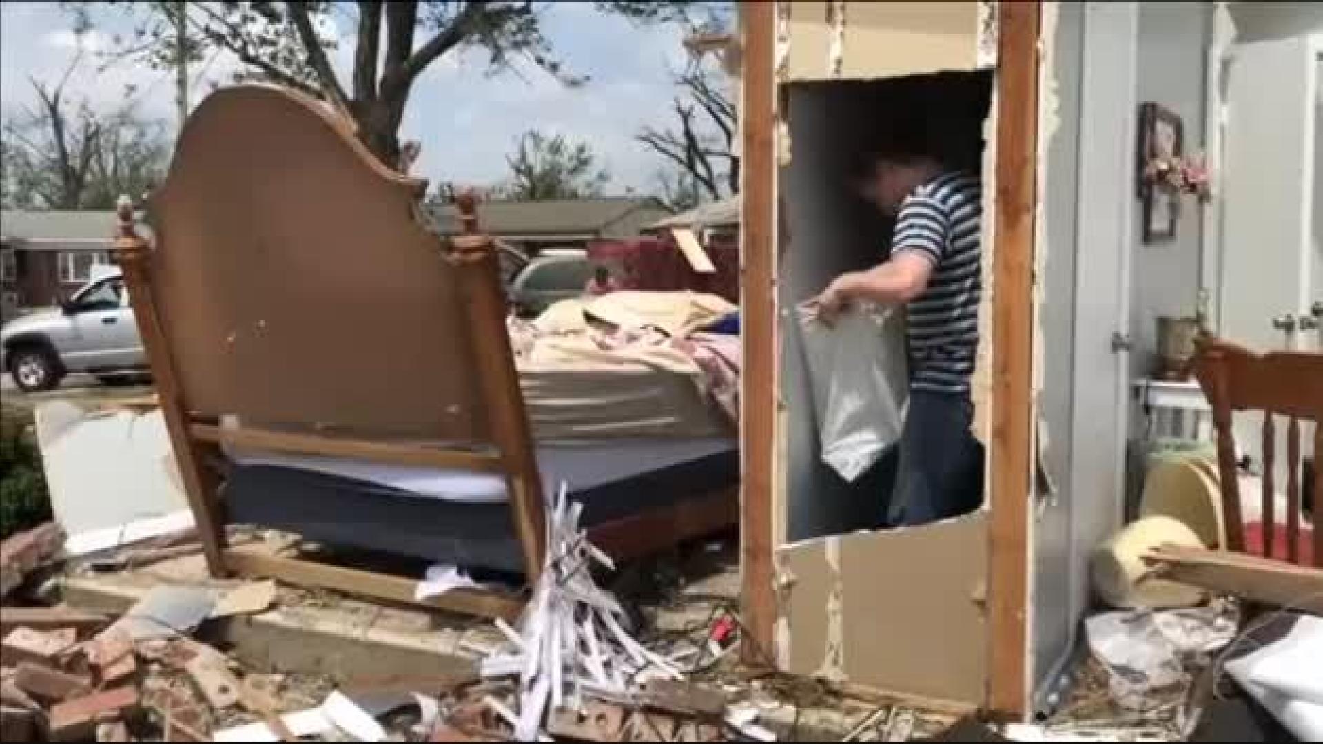 El centro de Estados Unidos sufre la destrucción provocada por una oleada de tornados