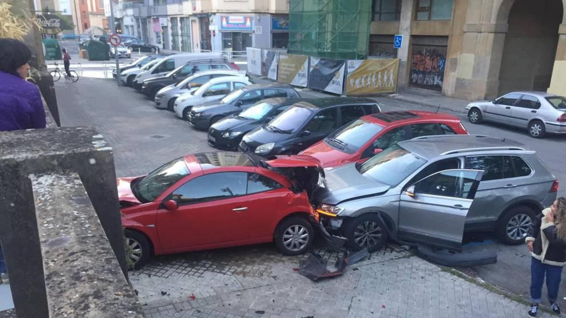Espectacular accidente con dos coches empotrados contra el muro del bar Rex