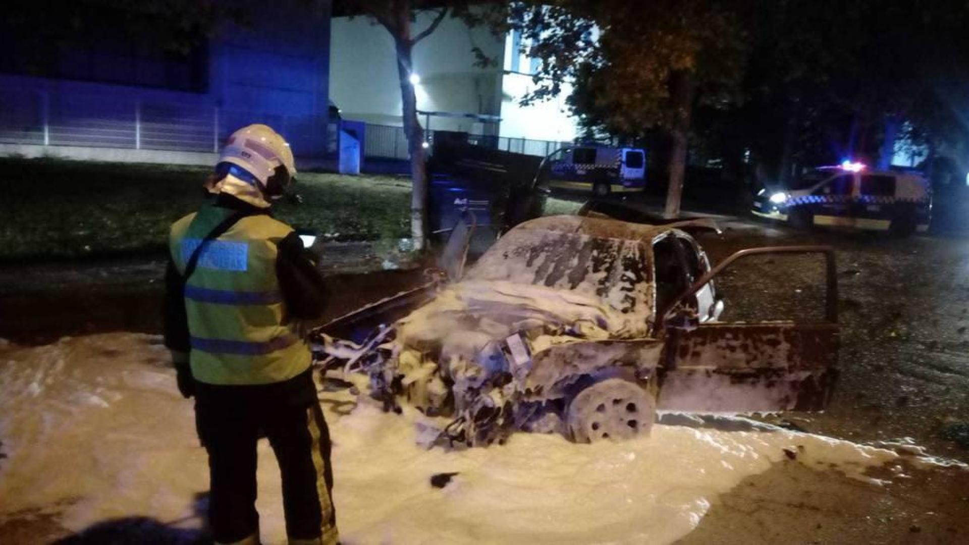 Dos heridos tras chocar su coche y arder en el polígono de Agustinos en Pamplona