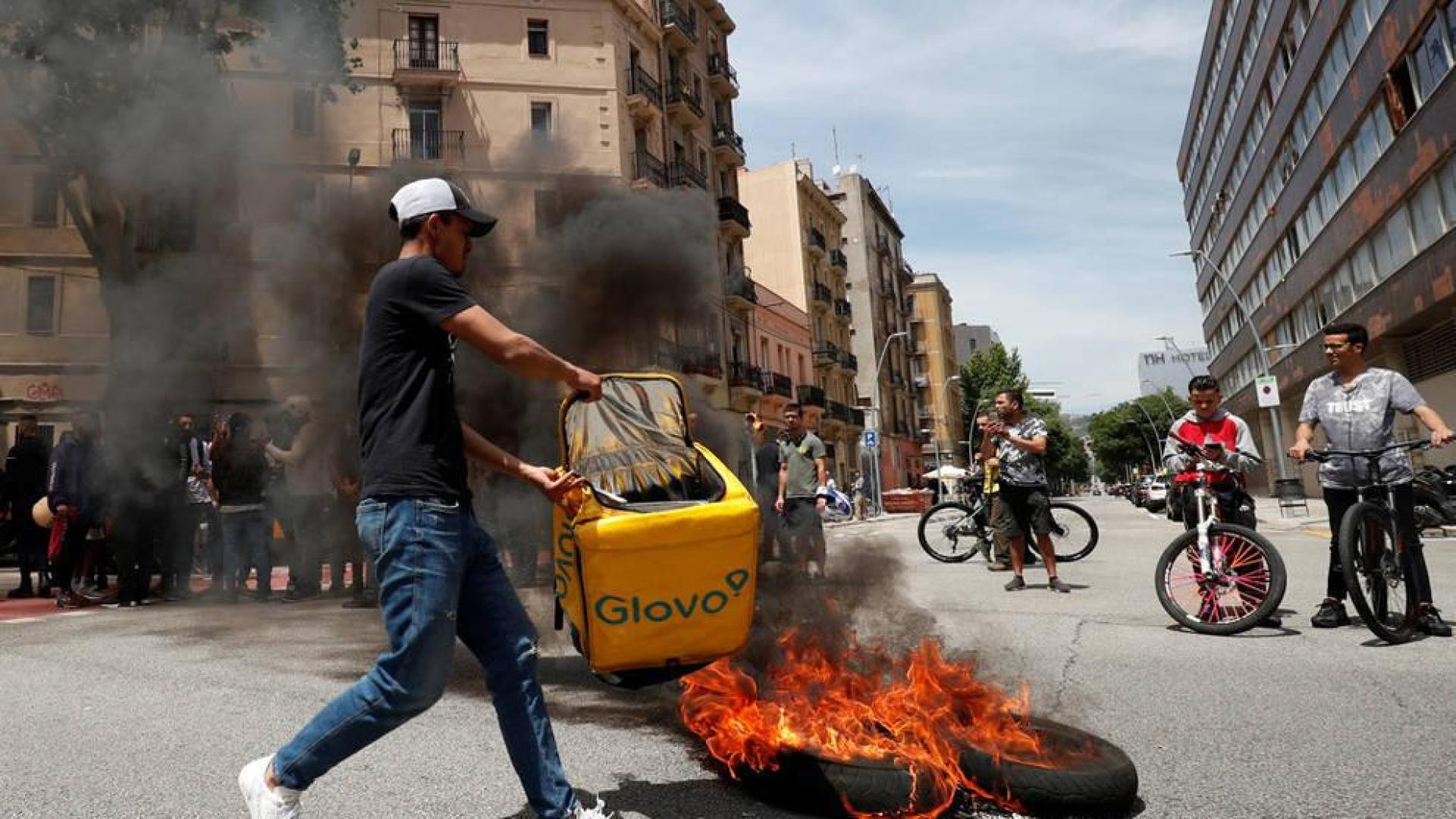 La muerte de un trabajador de Glovo pone en el punto de mira a las plataformas de reparto