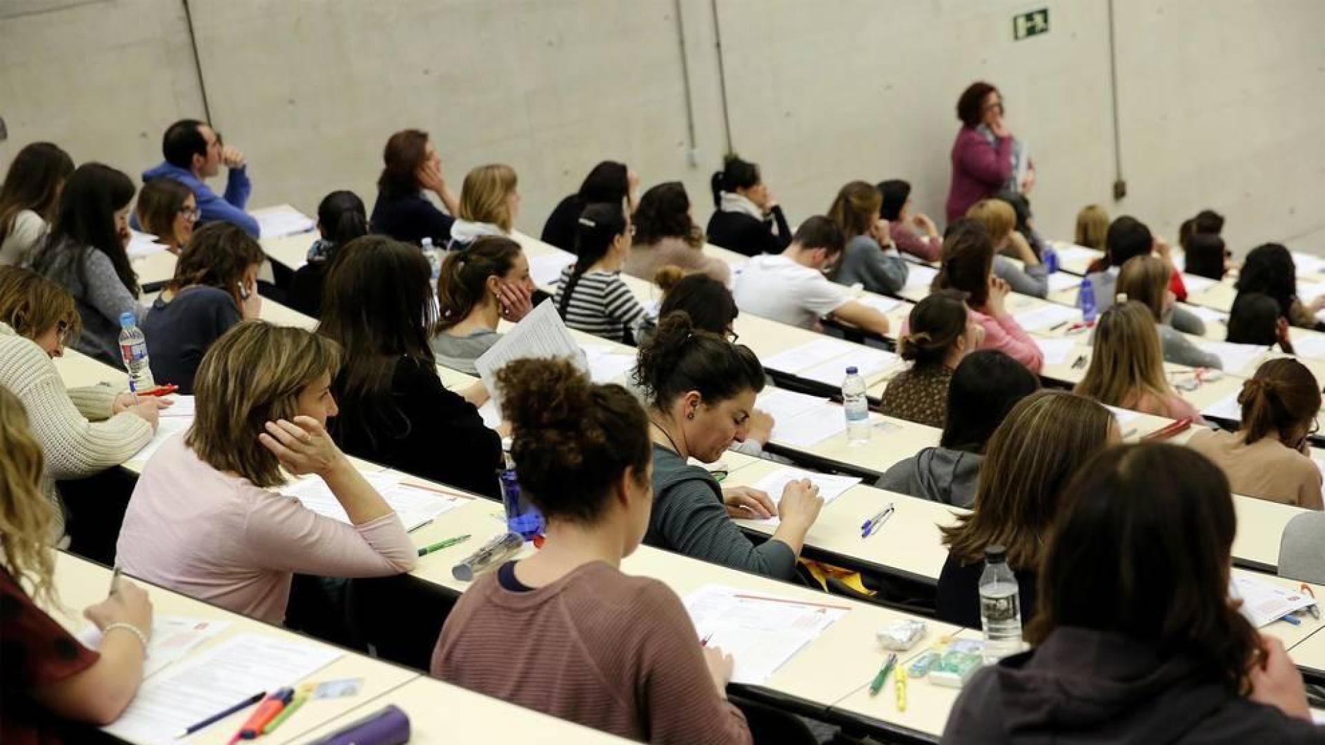 Miles de personas se han dado cita este sábado en la UPNA para realizar la OPE de Enfermería.