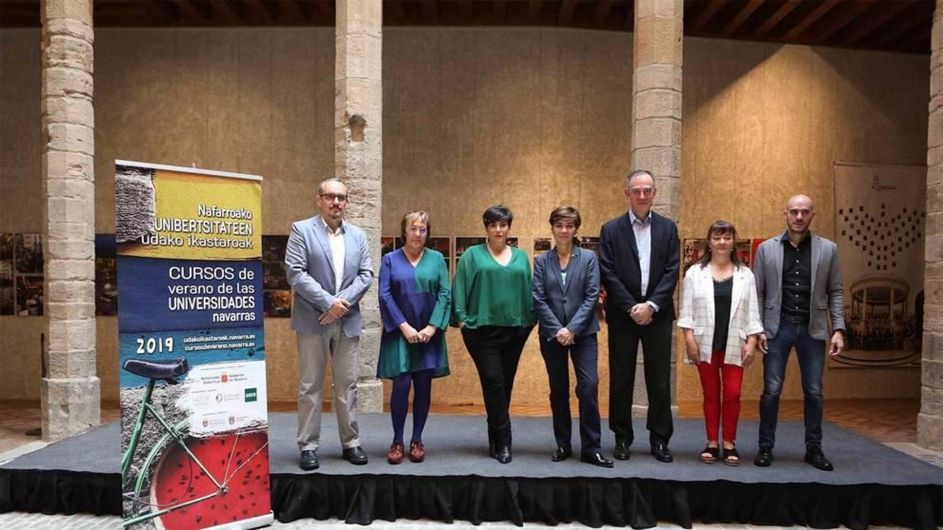 De izqda. a dcha: Luis Fernández, director de UNED Tudela; Nekane Oroz, directora general en funciones de Universidades y Recursos Educativos; María Solana Arana, consejera en funciones de Educación; Eloísa Ramirez, vicerrectora de Proyección Universitaria y Relaciones Institucionales de la UPNA; Tomás Gómez-Acebo, vicerrector de alumnado de la UN; Covadonga Romero Blázquez, secretaria general de UNED Pamplona / Iruña; Raúl Azpilicueta, director del servicio de universidades.