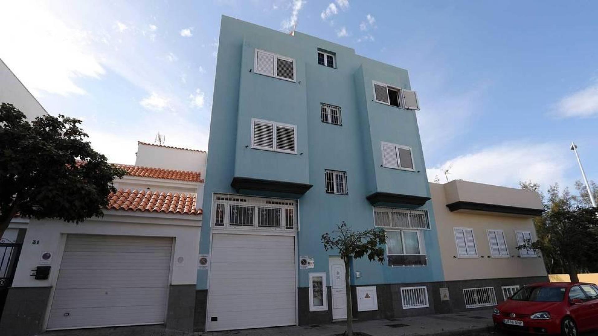 Vista del edificio de la calle Tamadaba, en la localidad de Arinaga del municipio de Agüimes, donde la Guardia Civil encontró a un hombre y una mujer fallecidos por heridas de arma de fuego en la cabeza.