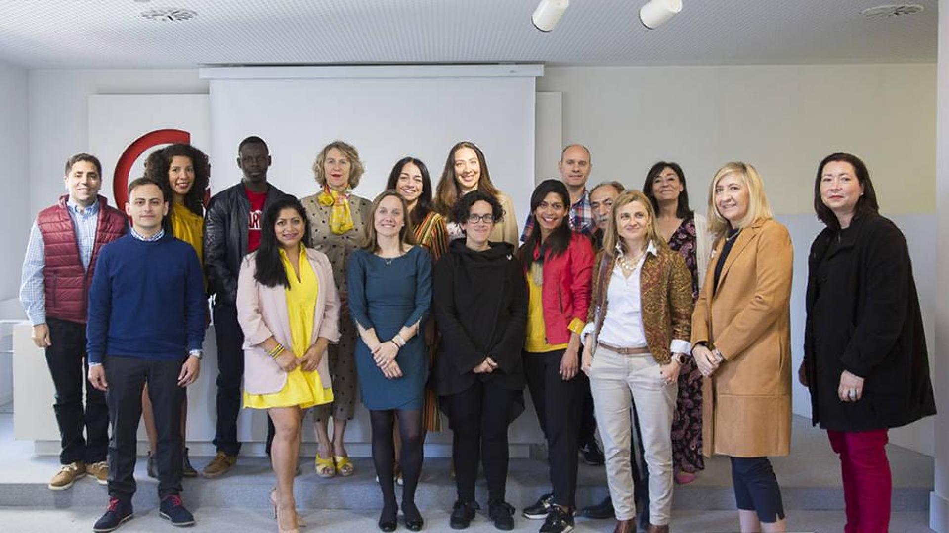 Emprendedores y mentores participantes en el programa Entryway junto con representantes del Servicio Navarro de Empleo y Eva Fontecha, responsable del proyecto de la Cámara de Comercio de Navarra.