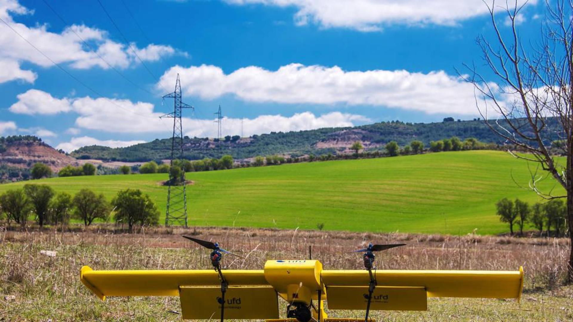 Una start up navarra y UFD realizan el primer vuelo de dron sobre red eléctrica