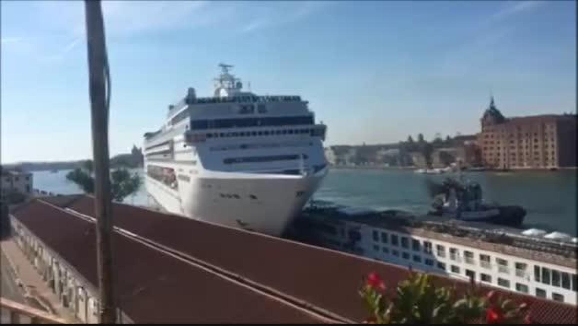 Así fue el impacto de un crucero contra un barco en un canal de Venecia