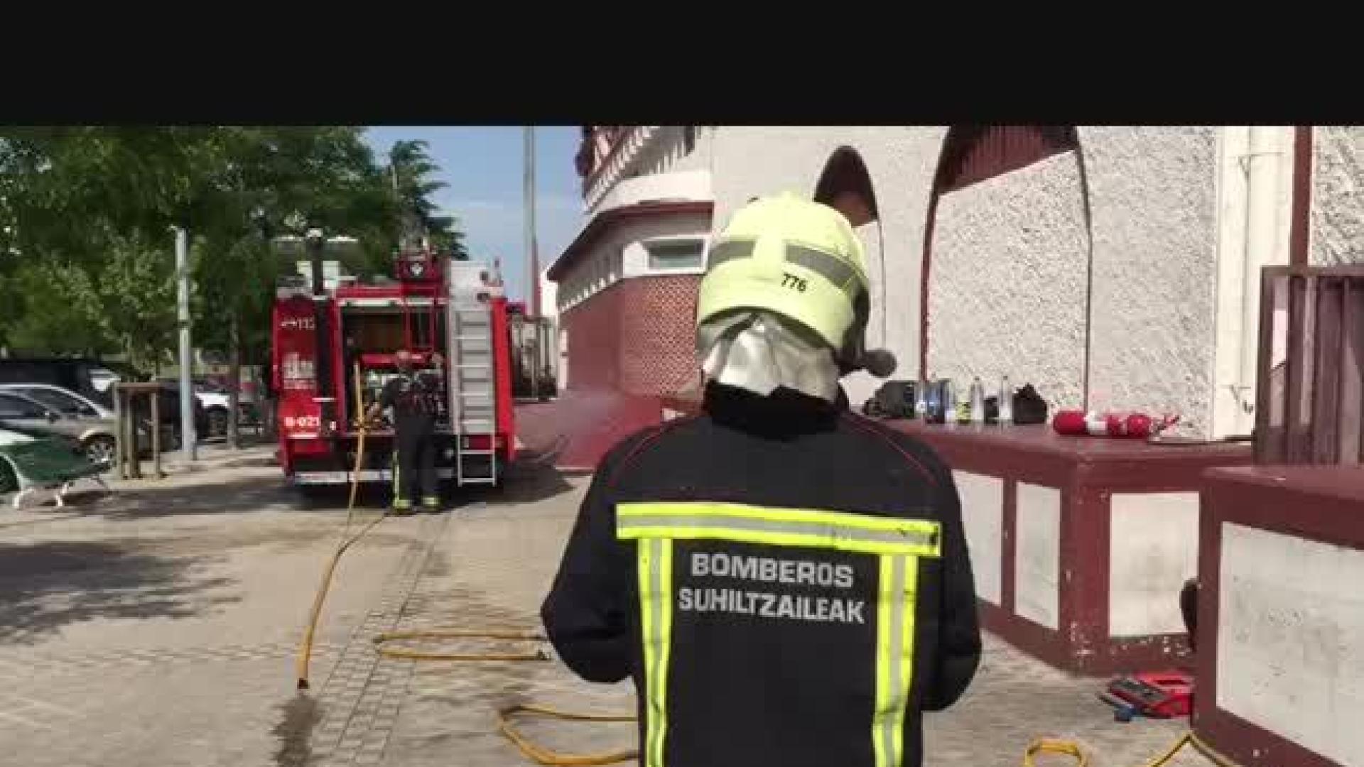 Recogida de los bomberos tras el incendio en el Club de Tenis Pamplona