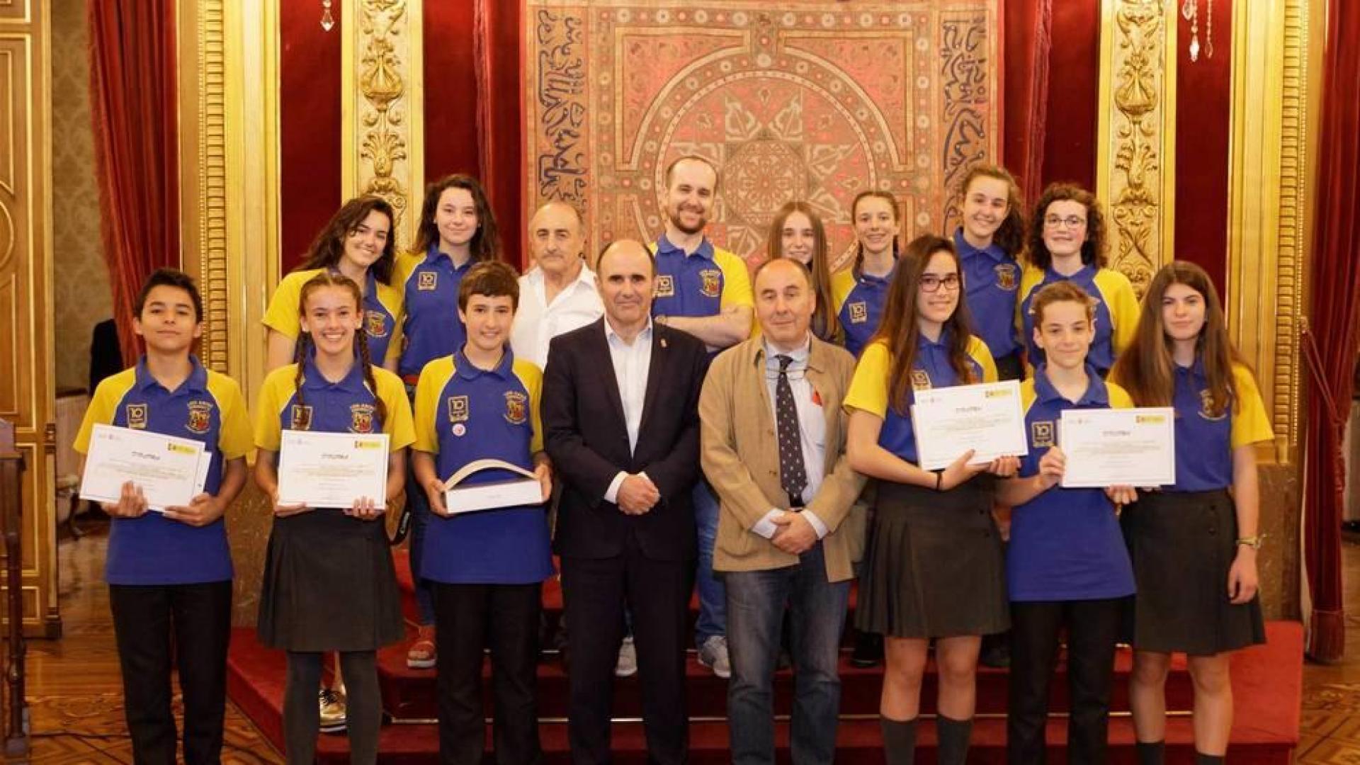Foto de grupo de la recepción de Manu Ayerdi al alumnado y profesores del Colegio Luis Amigó.