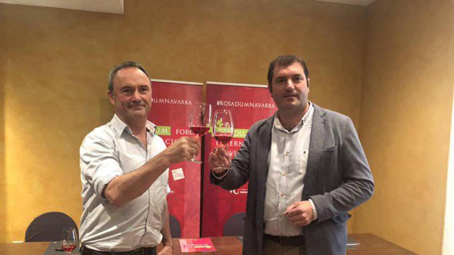 Juanma Intxaurrandieta, gerente de INTIA, y David Palacios, Presidente de la D.O. Navarra, brindan con un rosado de Navarra.