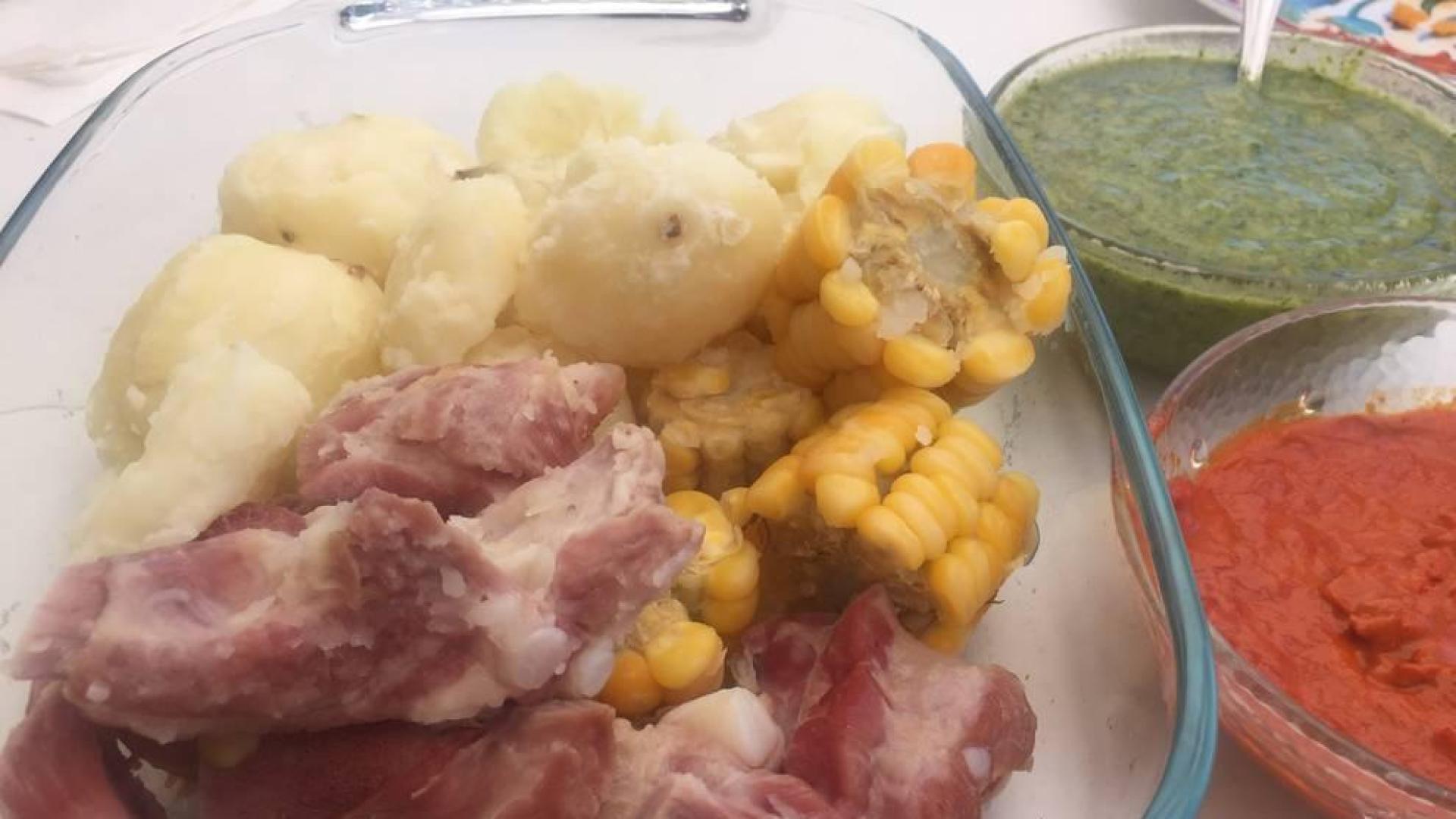 Costillas cocidas con papas y piña de maíz