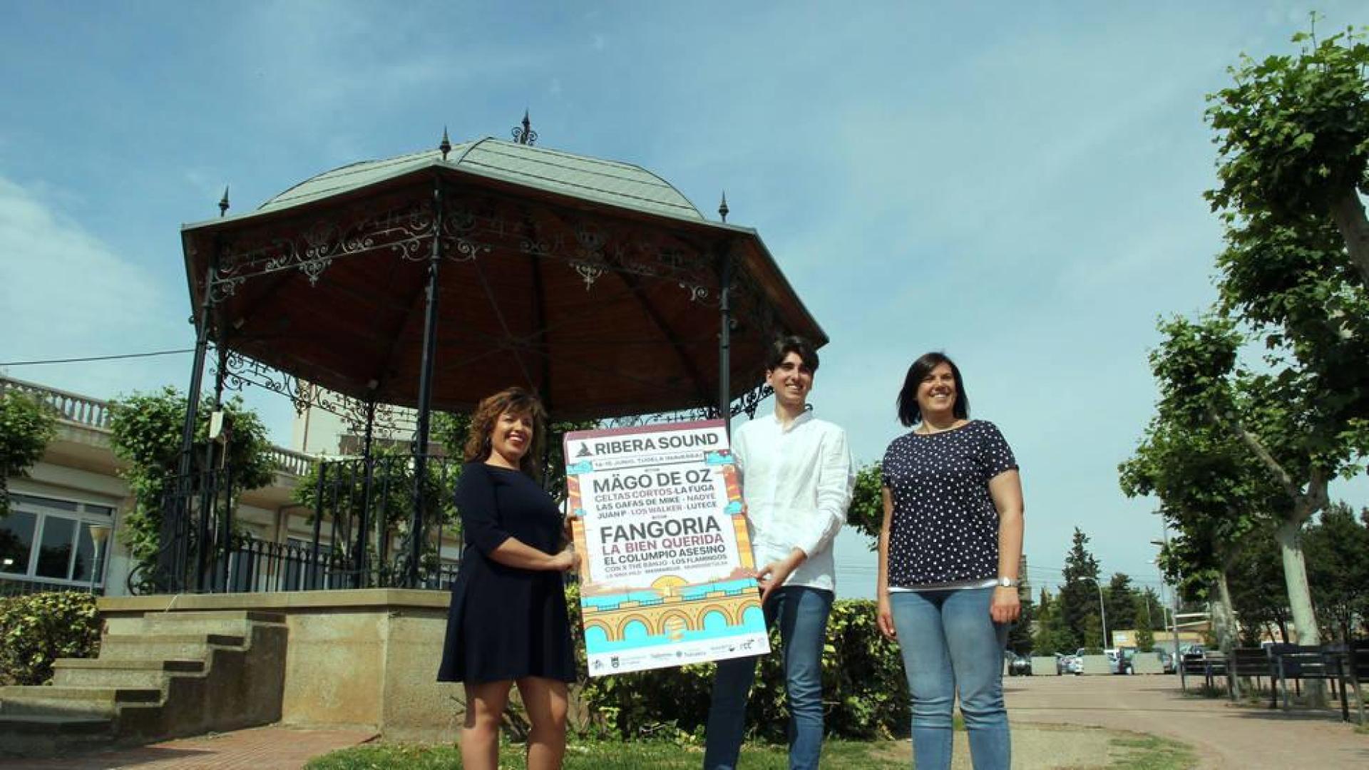Silvia Cepas, Mario Cornago y Aitziber Imizcoz, con el cartel del festival en el paseo del Prado.