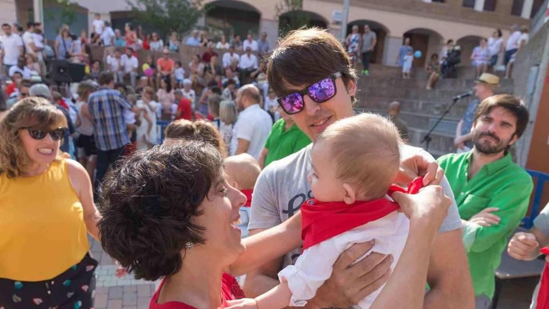 La entrega de pañuelos rojos a los nacidos en Tudela en 2018, el 20 de julio