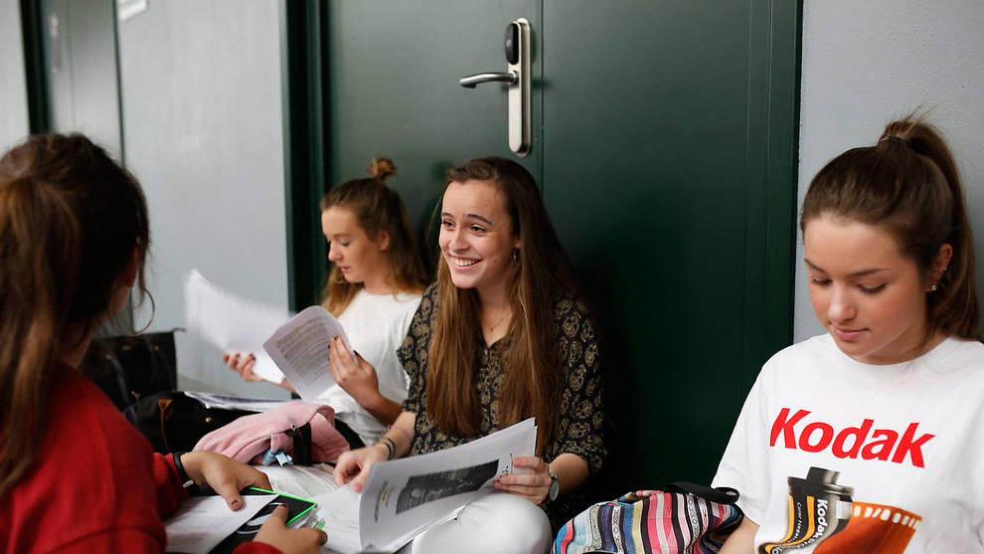 Unas alumnas repasan entre exámenes en los pasillos de la UPNA.