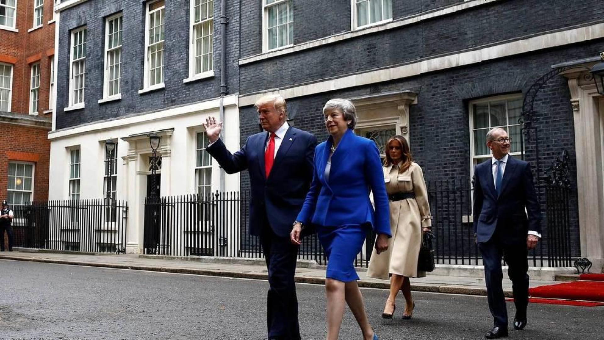 Trump y Theresa May salen del 10 de Downing Street acompañados de sus cónyuges.