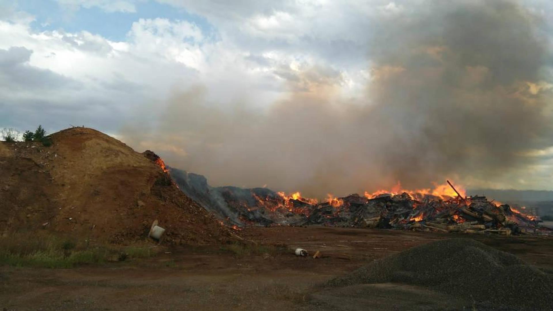 Controlado un incendio en la planta de reciclaje de Viana