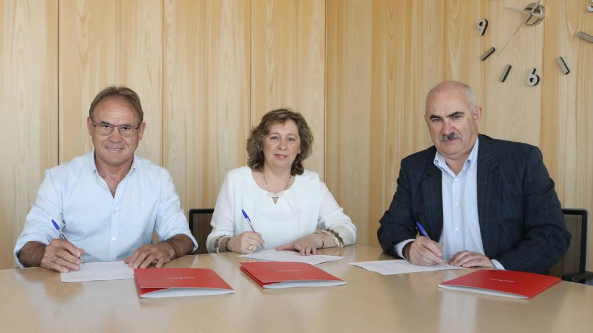 Cecilio Lusarreta, alcalde de la Cendea de Galar, en funciones; la consejera Isabel Elizalde; y el director de Nasuvinsa, José Mª Aierdi.