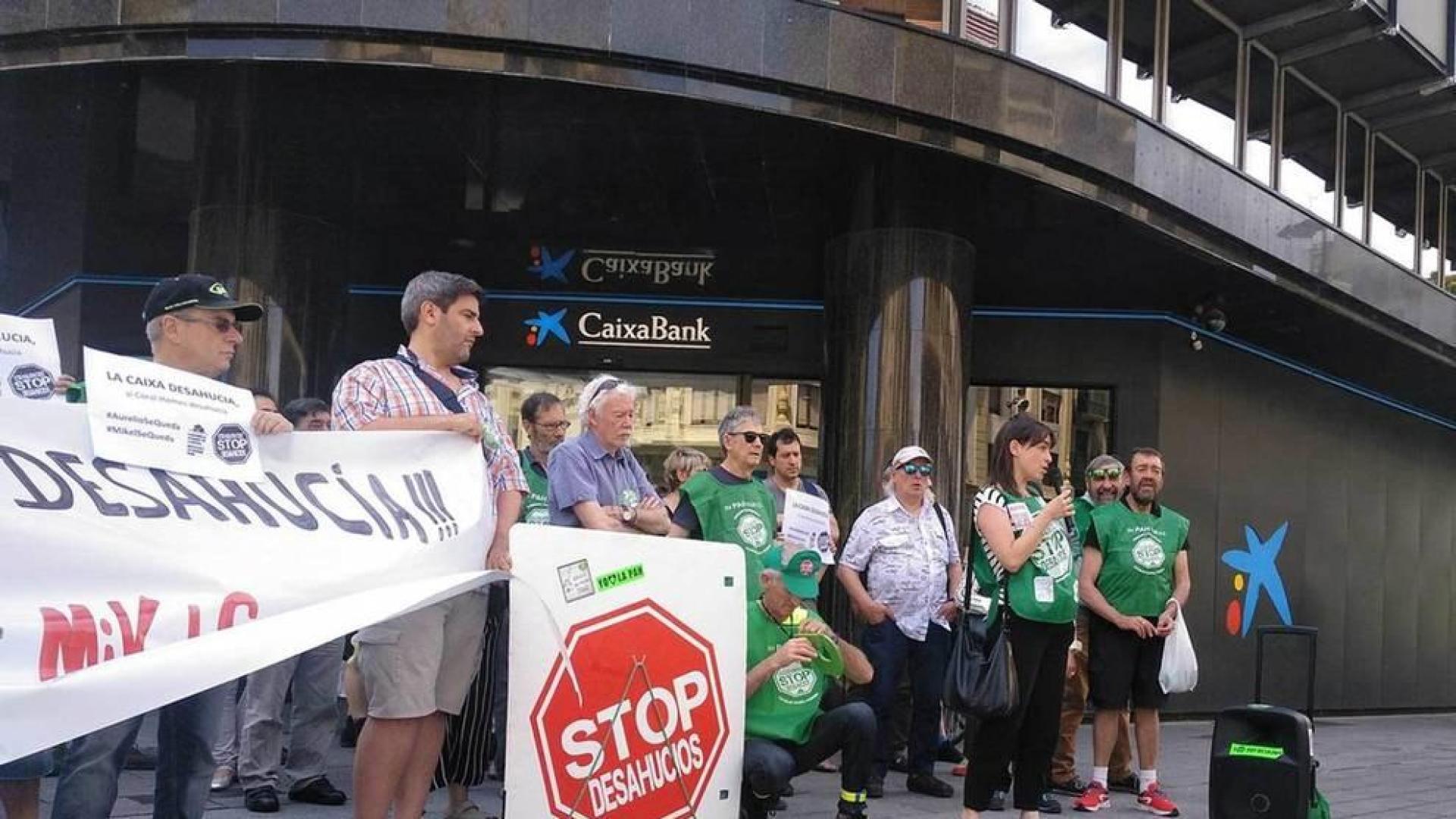 Concentración de la PAH en la puerta de Caixabank en Pamplona.