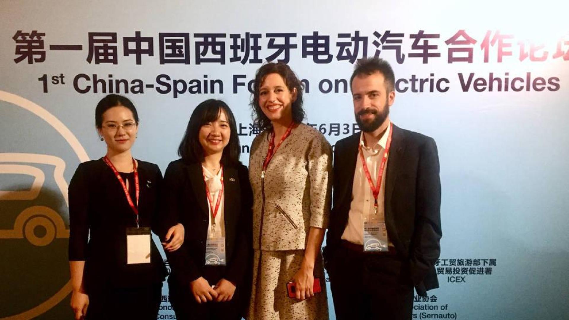 Isabel Carrilero, responsable de la plataforma NaVEAC (Sodena); e Iñaki Arregui, responsable del área de Mecánica de NAITEC, con dos representantes chinas.