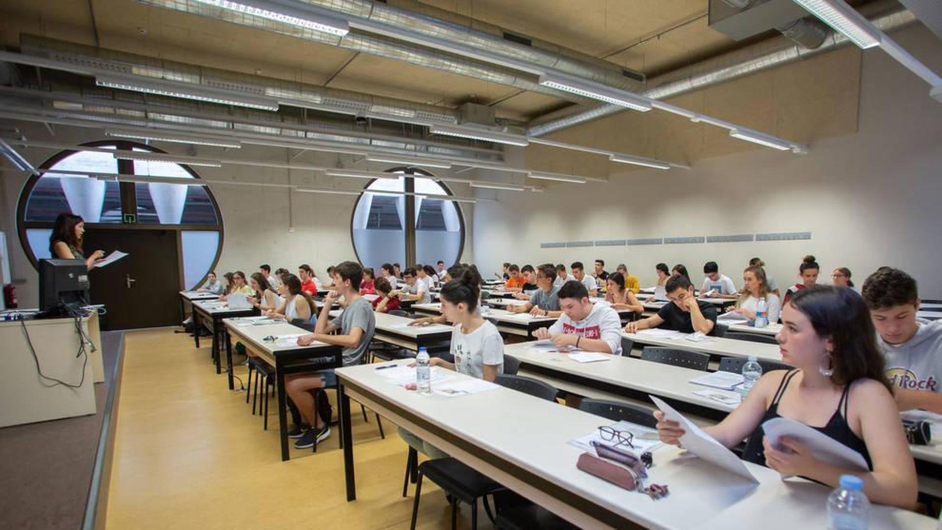 Una profesora da instrucciones en el inicio de las pruebas.