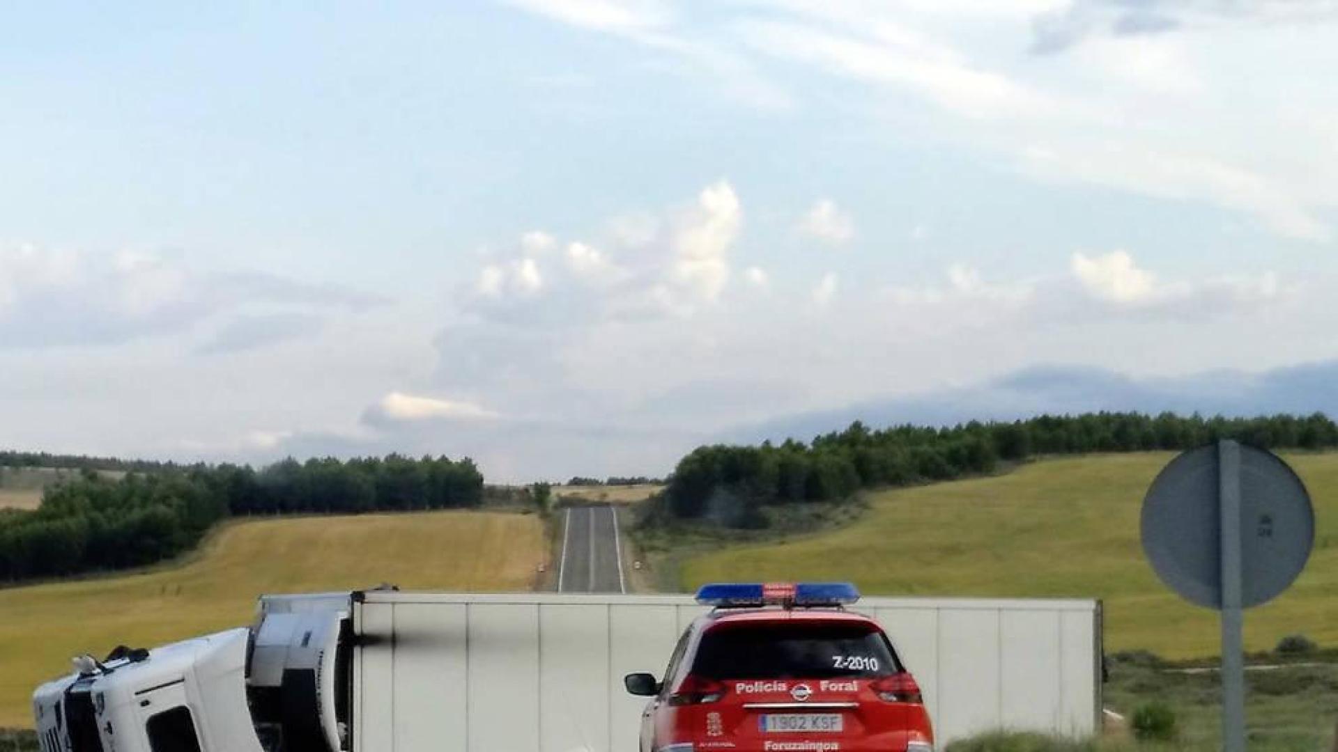 Un accidente de camión obliga a cortar durante más de 12 horas la NA666 en Sesma