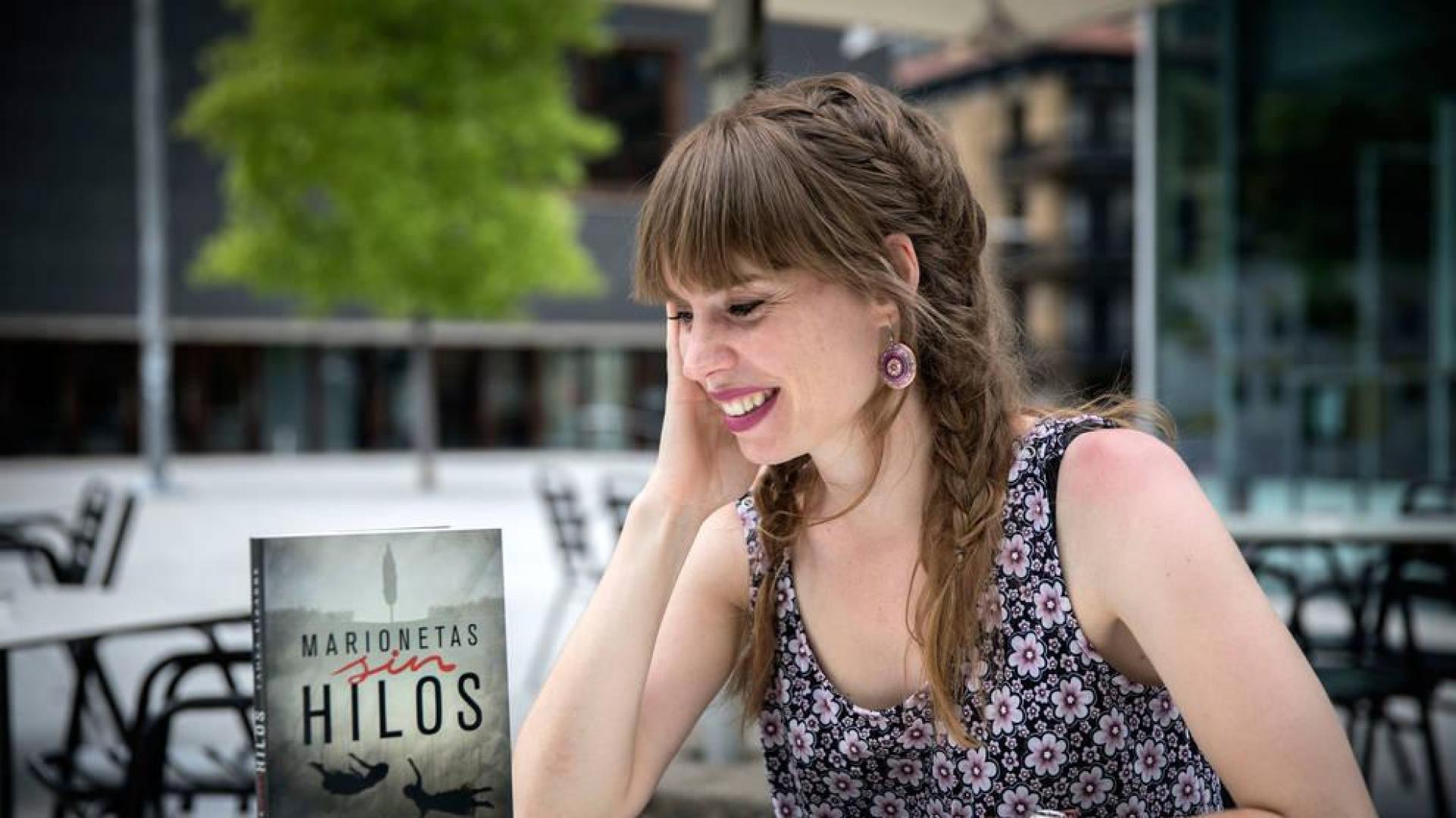 'Marionetas sin hilos' es la tercera novela de la pamplonesa tras 'Comiendo sonrisas a solas' y 'La ordenada vida del doctor Alarcón'.