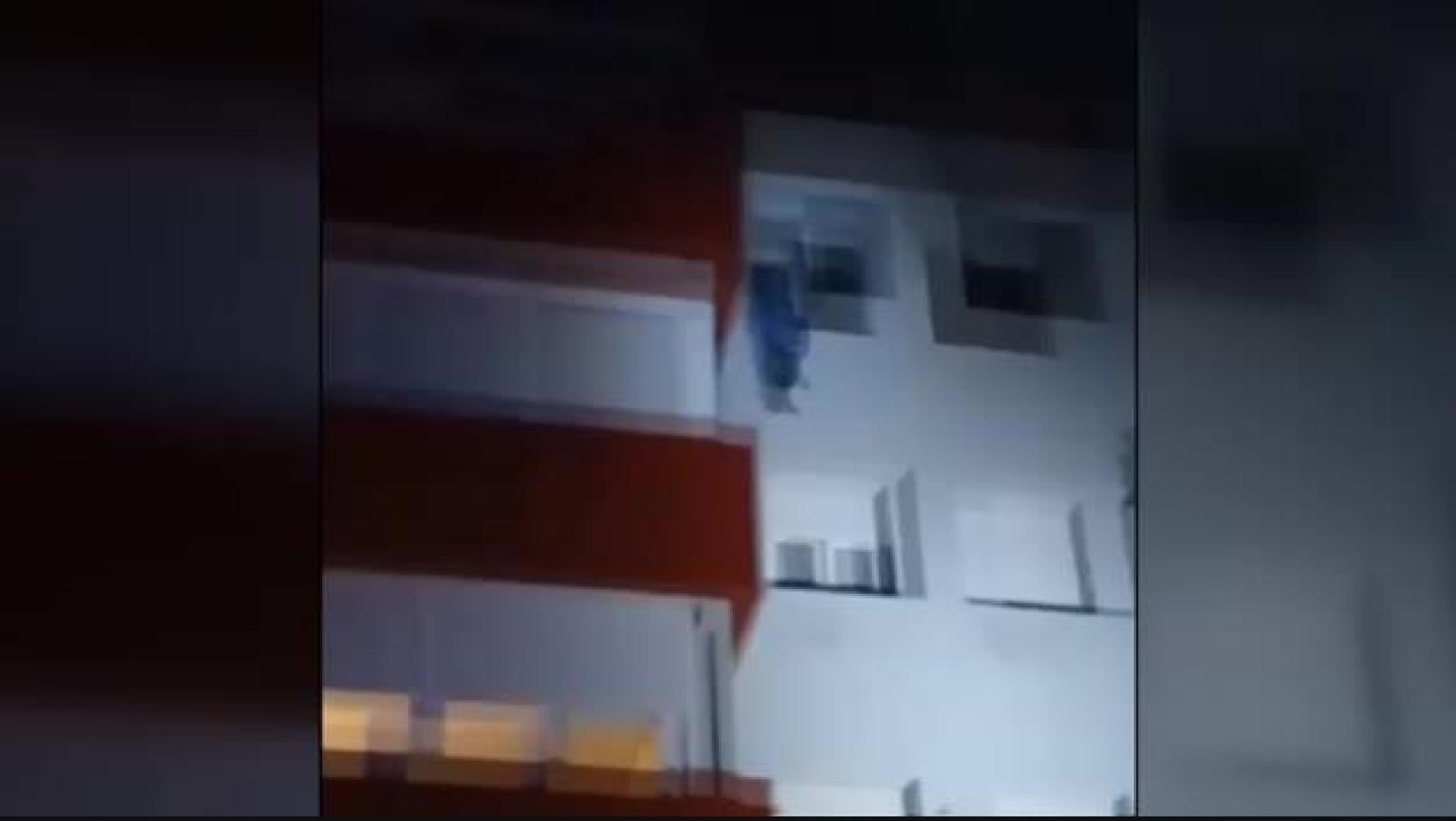 Rescatan de un incendio en Valladolid a un joven que se quedó colgado en la ventana