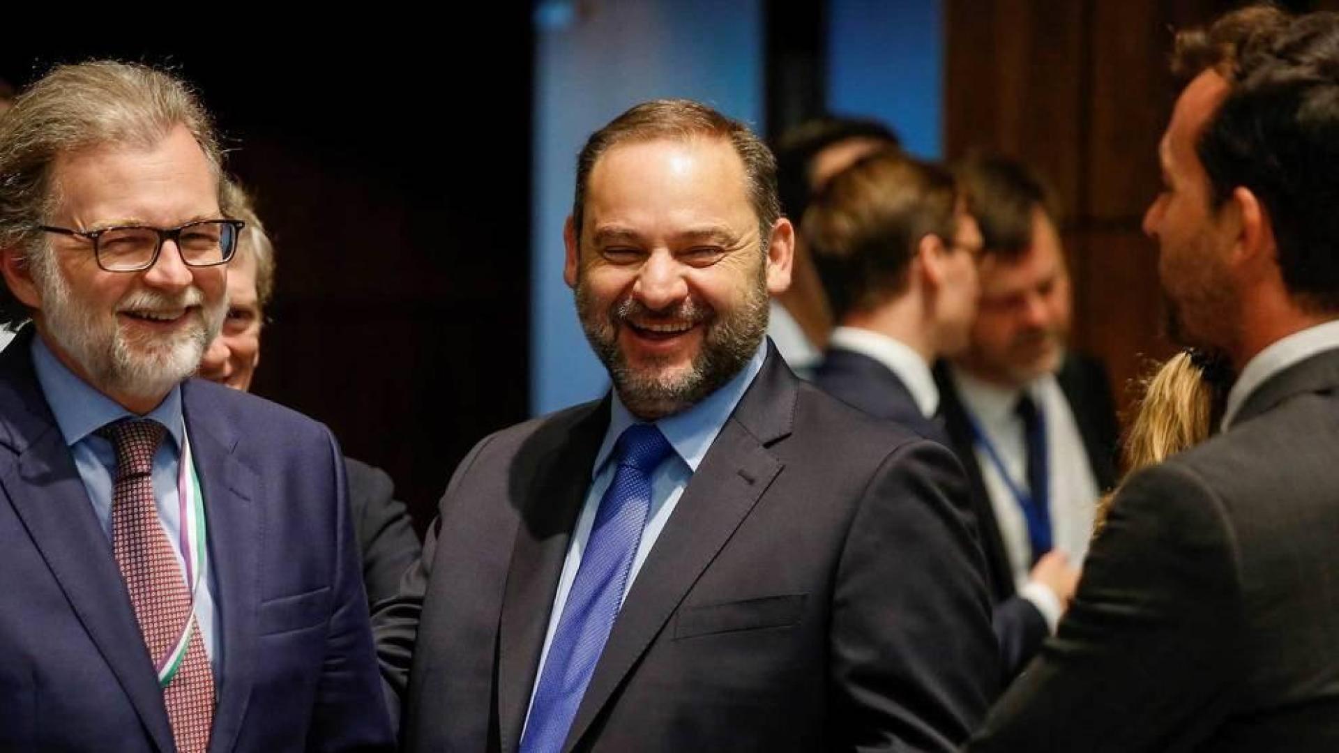 El ministro español de Transporte, José Luis Ábalos (centro), participa en el Consejo de ministros de Transporte de la Unión Europea.