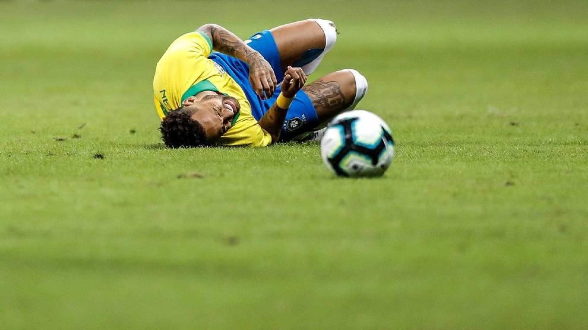 Neymar se lamenta en el campo este miércoles en el partido amistoso entre Brasil y Catar.