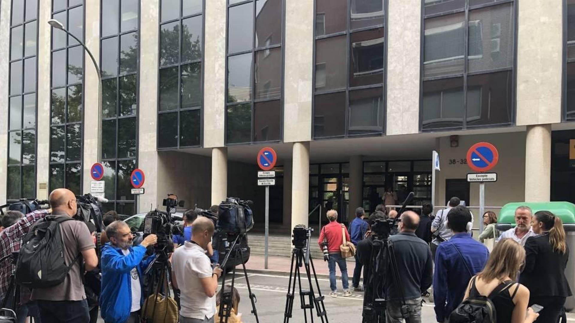 Shakira evita la puerta principal al llegar al juzgado pese a la orden de la juez