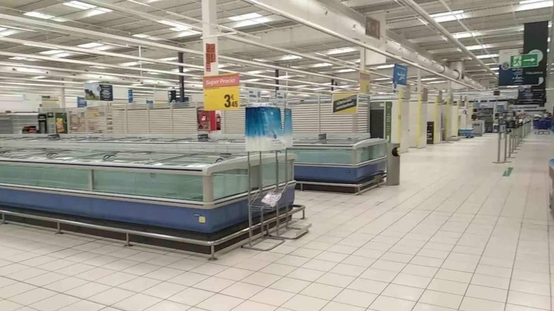 Imagen del hipermercado Carrefour Las Cañas, en Viana, con las estanterías y arcones vacíos.